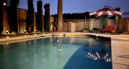 Your perfect AZ getaway with putting green and optional HEATED private pool!