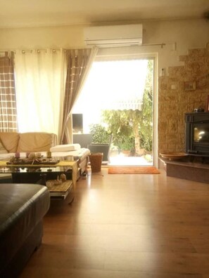 TV, fireplace, stereo