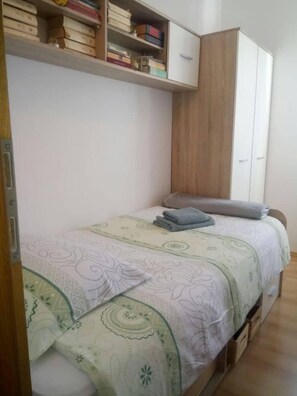 3 bedrooms, iron/ironing board, Internet, bed sheets