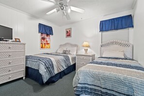 2 makuuhuonetta, silitysrauta/-lauta