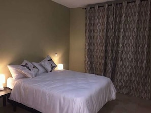 Habitación estándar con 1 cama doble o 2 individuales | Minibar, caja fuerte, escritorio y tabla de planchar con plancha