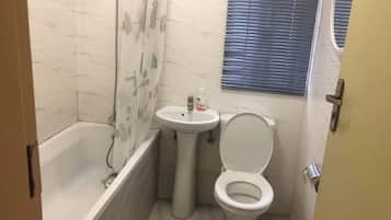Ducha, artículos de higiene personal gratuitos y secador de pelo