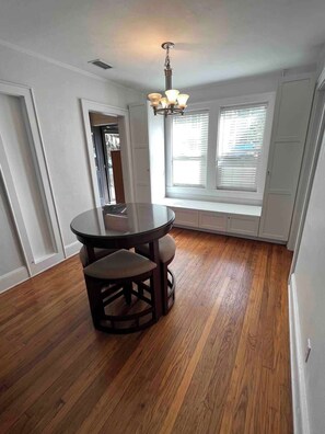 Dining - Walk to UF! Wake up walk to Campus! (Gainesville)