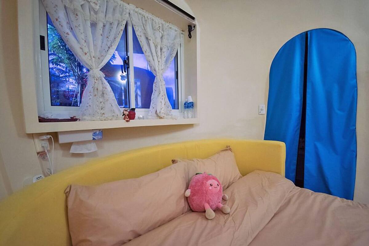 Signature-Vierbettzimmer | Verdunkelungsvorhänge, kostenloses WLAN, Bettwäsche