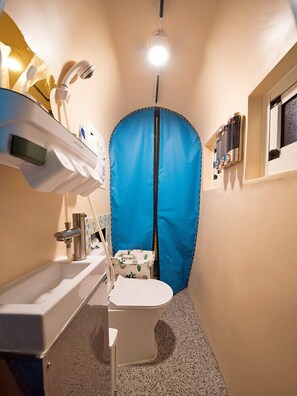 Signature Quadruple Room | Bathroom | Shower, hydromassage showerhead, free toiletries, hair dryer