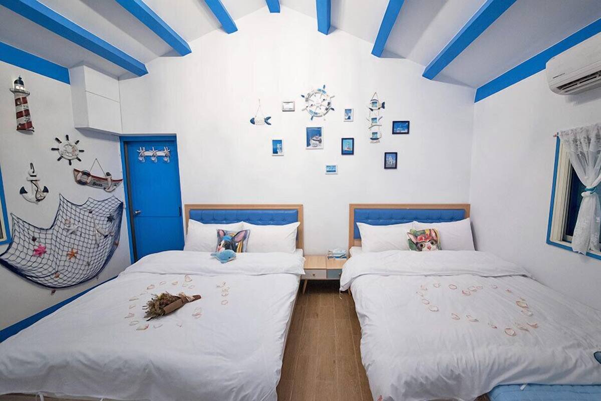Vierbettzimmer | Verdunkelungsvorhänge, kostenloses WLAN, Bettwäsche