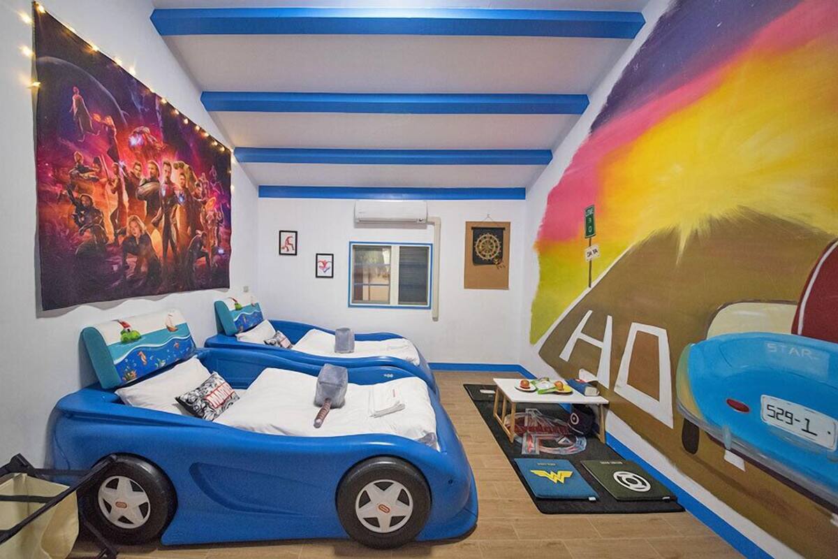 Signature-Vierbettzimmer | Verdunkelungsvorhänge, kostenloses WLAN, Bettwäsche
