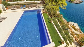 Una piscina climatizada, tumbonas