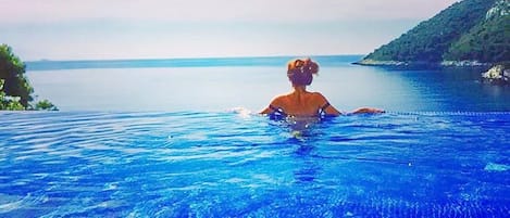 Una piscina climatizada, tumbonas