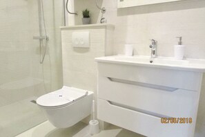 تجهيزات دش، مستلزمات مجانية للعناية الشخصية، مجففات شعر، مناشف