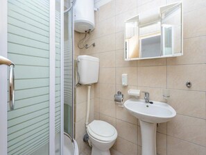 Secador de cabelo, toalhas de banho