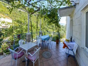 Outdoor dining - Villa Sunce Doli - One-Bedroom Apartment with Terrace and Sea View (Doli)