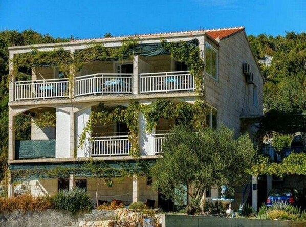 المنشأة من الخارج