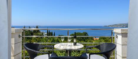 تناول الطعام بالخارج