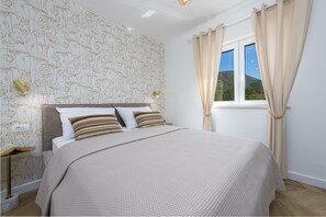 1 bedroom, iron/ironing board, internet, bed sheets