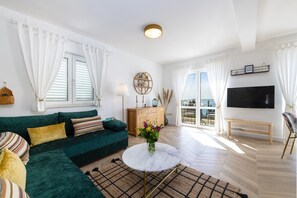 TV - Apartments Maris-Comfort One Bedroom Apartment with Terrace and Sea view (Plat)