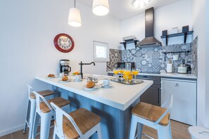 Geladeira, micro-ondas, cooktop, lava-louças
