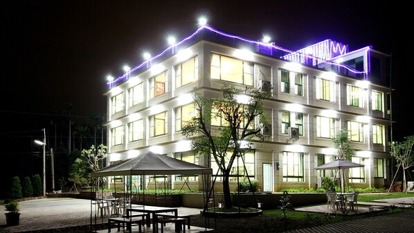 住宿正面 - 傍晚/夜晚