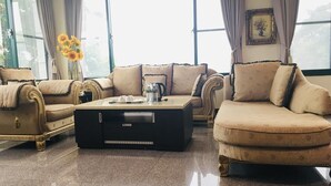 A spacious living room with a large window, a coffee table, and two sofas. - Jing Guan Yuan (Zhushan)