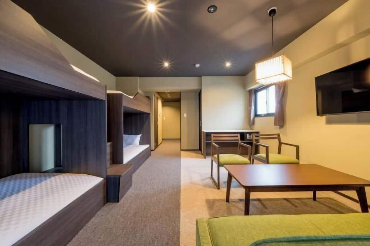 Cofres nos quartos, berços (sobretaxa), Wi-Fi de cortesia, roupa de cama