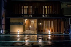 Façade de l’hébergement  – soirée/nuit