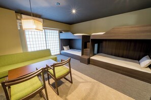 Chambre familiale, non-fumeur (for 5 Guests) | Coffre-fort, lit de bébé (supplément), accès au Wi-Fi (inclus)