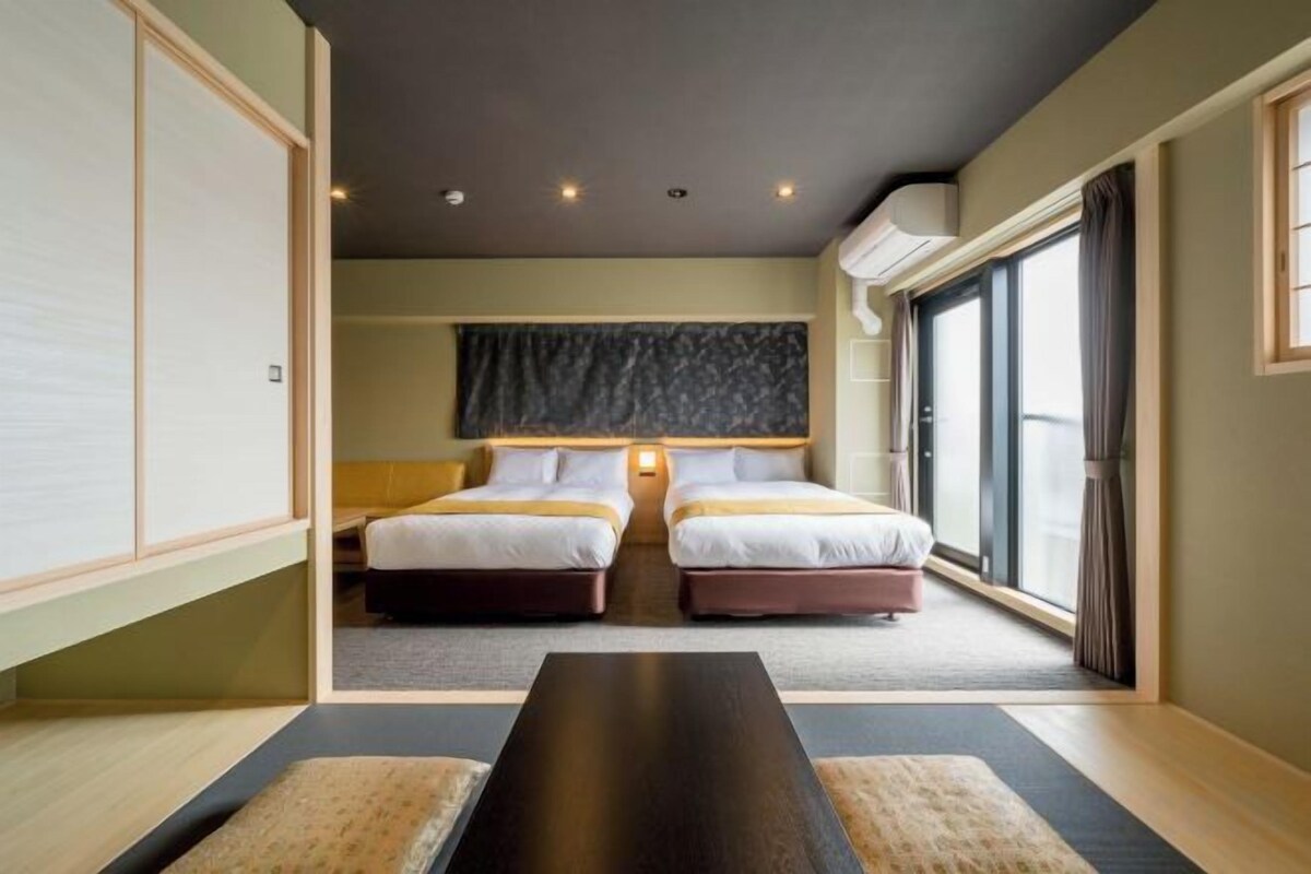 In-room safe, cribs (surcharge), WiFi (free), bed sheets