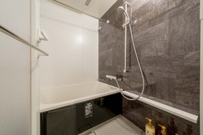Chambre familiale, non-fumeur (for 5 Guests) | Salle de bain | Articles de toilette (gratuits), séchoir à cheveux, pantoufles