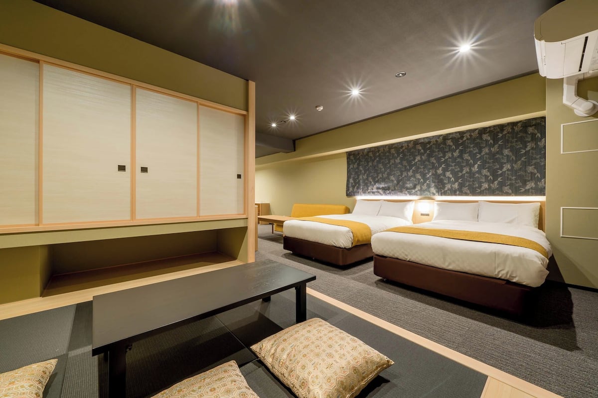 Quarto família, para não fumantes (Deluxe Japanese) | Cofres nos quartos, berços (sobretaxa), Wi-Fi de cortesia, roupa de cama