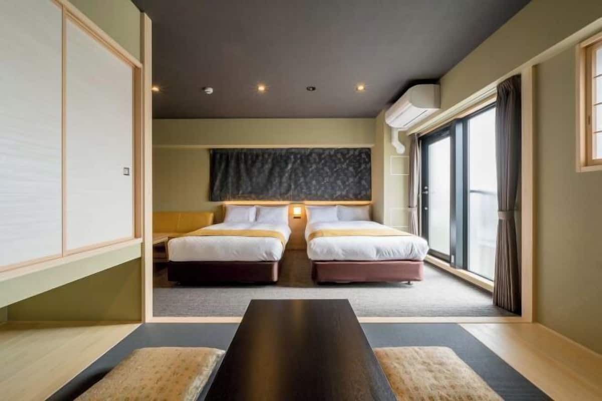 Cofres nos quartos, berços (sobretaxa), Wi-Fi de cortesia, roupa de cama