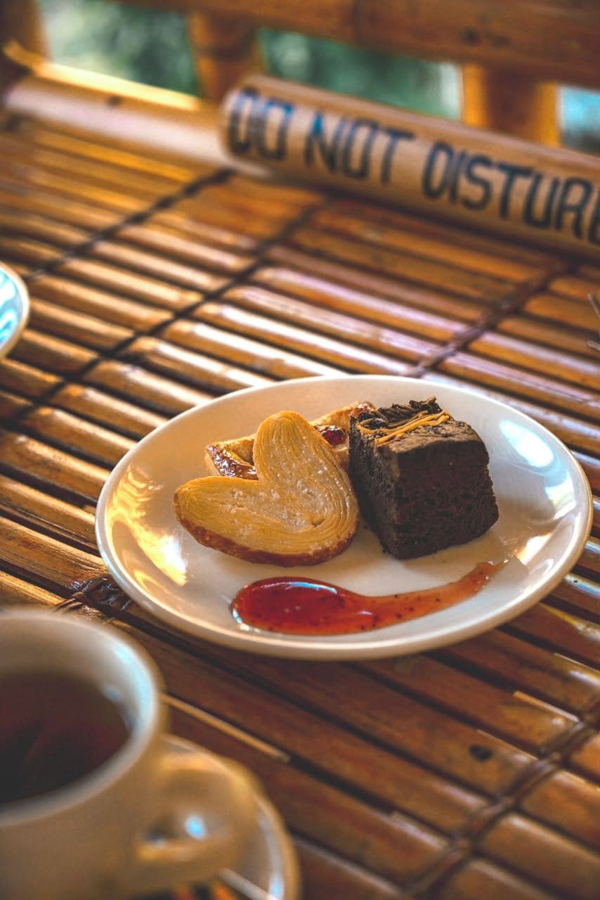 Ein Teller mit Toast und Dessert auf einer Bambusmatte, mit einem 'DO NOT DISTURB' Schild.