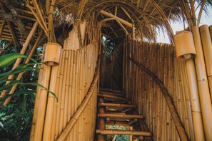 Una estructura de bambú con una escalera en espiral.