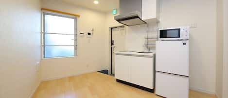 Apartamento, no piso térreo | Cozinha americana privada | Geladeira, micro-ondas, cooktop, chaleira elétrica