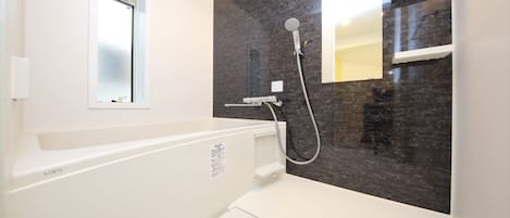 Apartment, Erdgeschoss | Badezimmer | Badewanne und Dusche (separat), kostenlose Toilettenartikel