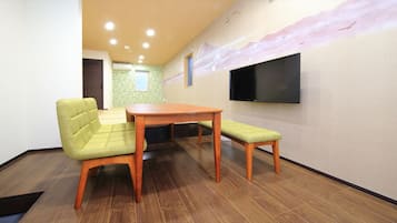 Khu vực ăn uống tại phòng