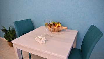 Habitación con 2 camas individuales (with Extra Bed) | Servicio de comidas en la habitación