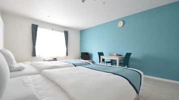 Kamar Twin (with Extra Bed) | 1 kamar tidur, brankas, meja kerja, dan tirai kedap cahaya