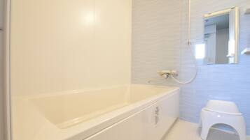 Deep-soaking bathtub