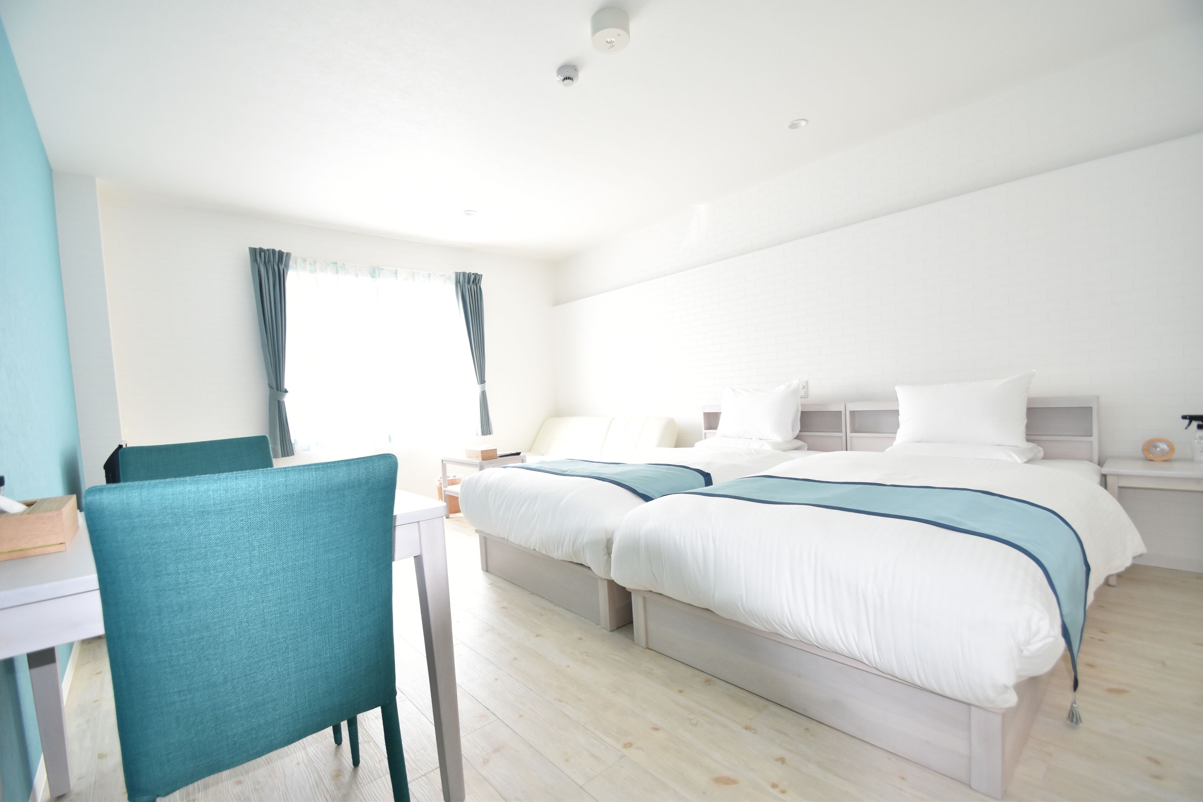 ツインルーム エキストラベッド付 | セーフティボックス (室内)、デスク、遮光カーテン、WiFi (無料)