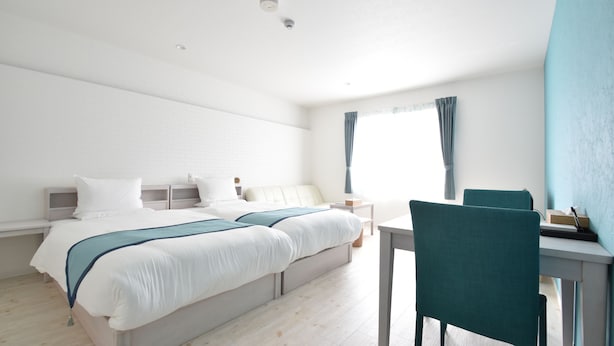 Tomannsrom (with Extra Bed) | Safe på rommet, skrivebord, blendingsgardiner og wi-fi (inkludert)