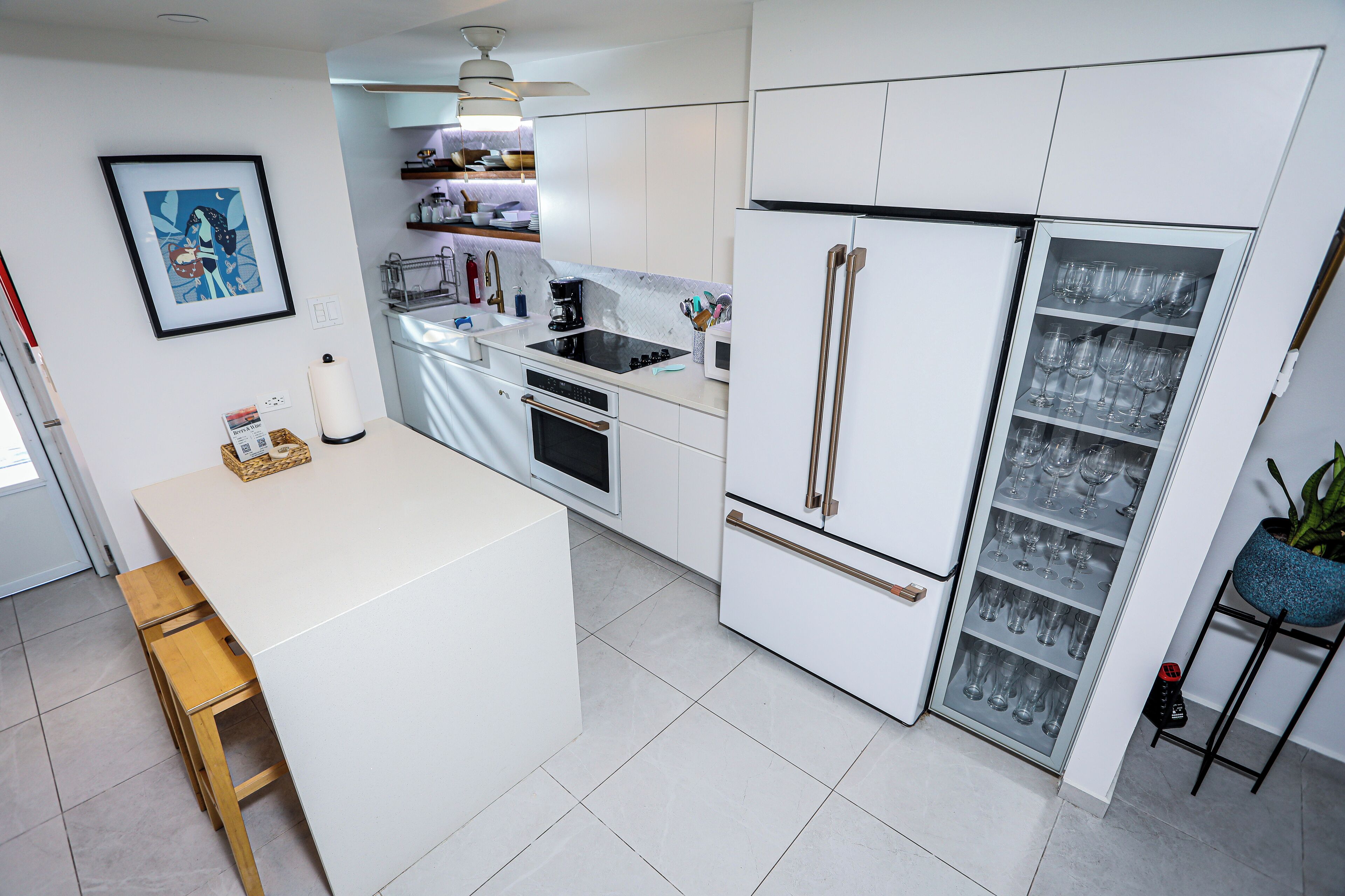 Een koelkast, een magnetron, een oven, een kookplaat