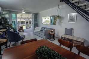 Smart TV, Netflix, books, streaming services