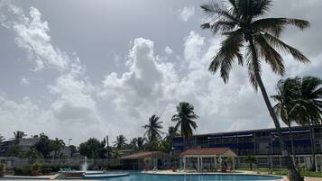 Una piscina al aire libre