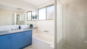 Bathtub, hair dryer - Casa dell' Isola - sleeps 8 (COWES)