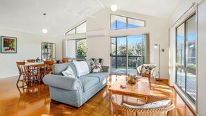 TV, DVD-spiller, bøker og filmbibliotek