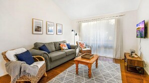 TV, DVD-spiller, bøker og filmbibliotek