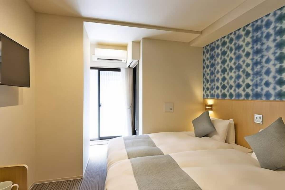 1 quarto, cofres nos quartos, escrivaninha, quartos à prova de som