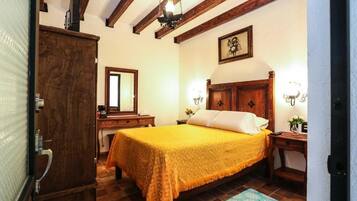 Habitación doble económica | Tabla de planchar con plancha, wifi gratis y ropa de cama