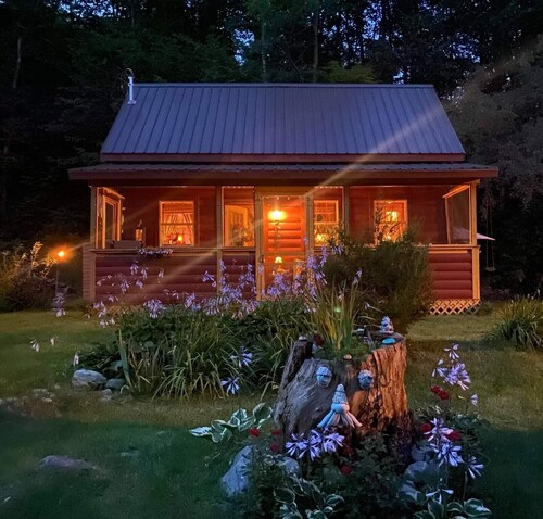 Adirondacks, NY Tiny Whimsical House/Cabin Sleeps 8 w/WI-FI and all amenities!