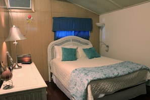 1 bedroom, iron/ironing board, WiFi, bed sheets - Comfy Lake Texoma Cabins (Pottsboro)